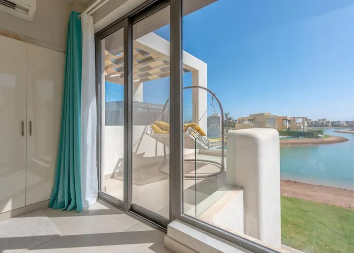 Light-filled 4-bedroom In Tawila, El Gouna. Jacuzzi&lagoon Villa *