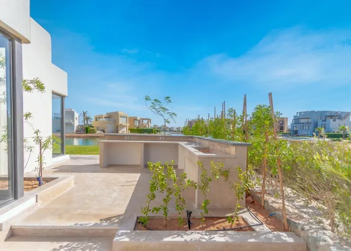 Light-filled 4-bedroom In Tawila, El Gouna. Jacuzzi&lagoon