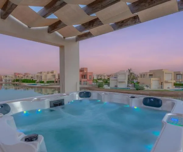 Light-filled 4-bedroom In Tawila, El Gouna. Jacuzzi&lagoon