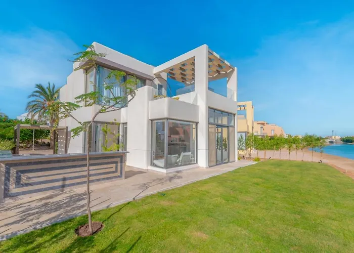 Light-filled 4-bedroom In Tawila, El Gouna. Jacuzzi&lagoon * Hurghada